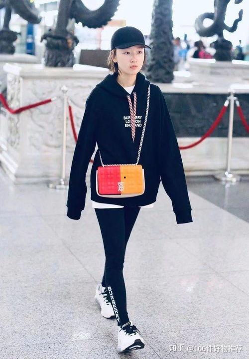 喜欢穿卫衣的明星,揭秘那些钟爱卫衣的明星风采