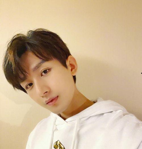 成毅明星吃瓜图片,这瓜太新鲜了！