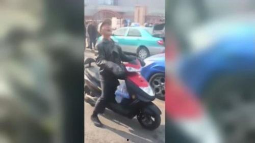 网红卖菜大爷车祸现场,温情与悲剧交织的瞬间