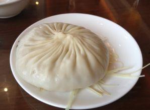 头条号蟹黄汤包,舌尖上的鲜美诱惑，一包尽享海味与面香